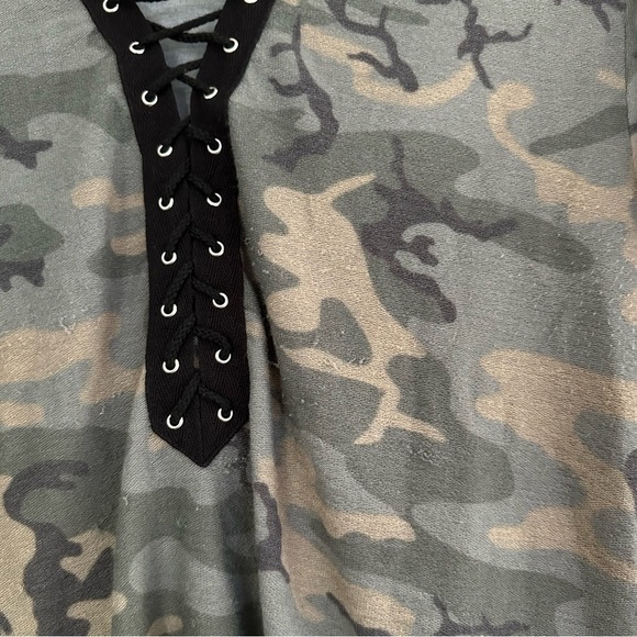 Rock & Republic Camouflage Camp Army Lace Up Short Sleeve medium tshirt - Picture 5 of 5